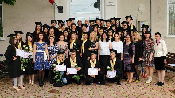 Inchirieri Robe Livada / Toca si Esarfa absolvire in Livada | Vanzari Robe Absolvire Livada