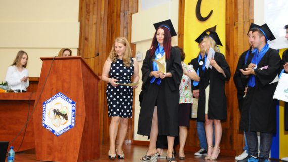 Inchirieri Robe Ungheni / Toca si Esarfa absolvire in Ungheni | Vanzari Robe Absolvire Ungheni