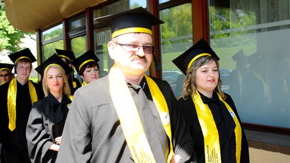 Inchirieri Robe Abrud / Toca si Esarfa absolvire in Abrud | Vanzari Robe Absolvire Abrud