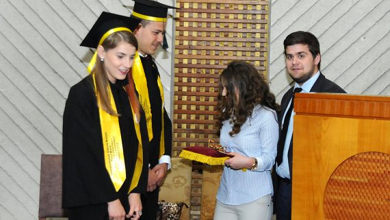 Inchirieri Robe Fierbinti-Targ / Toca si Esarfa absolvire in Fierbinti-Targ | Vanzari Robe Absolvire Fierbinti-Targ