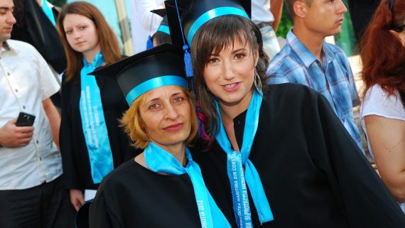Inchirieri Robe Ocna Sibiului / Toca si Esarfa absolvire in Ocna Sibiului | Vanzari Robe Absolvire Ocna Sibiului