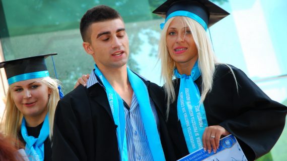 Inchirieri Robe Cazanesti / Toca si Esarfa absolvire in Cazanesti | Vanzari Robe Absolvire Cazanesti