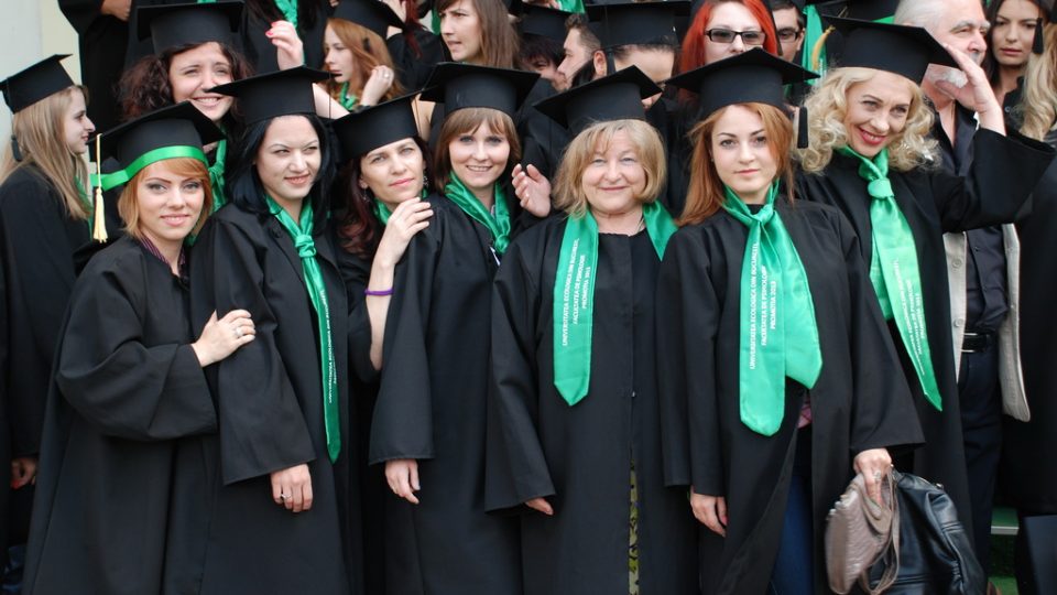 Inchirieri Robe Ocnele Mari / Toca si Esarfa absolvire in Ocnele Mari | Vanzari Robe Absolvire Ocnele Mari