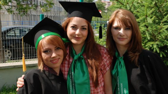 Inchirieri Robe Vascau / Toca si Esarfa absolvire in Vascau | Vanzari Robe Absolvire Vascau