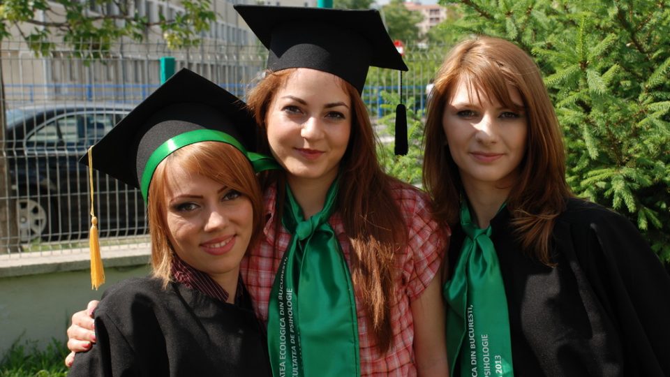 Inchirieri Robe Vascau / Toca si Esarfa absolvire in Vascau | Vanzari Robe Absolvire Vascau